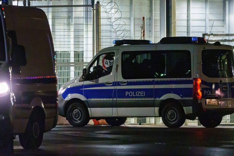 Drama v Nemčiji: vdrl na letališče in streljal, zdaj tam kot talko zadržuje svojo štiriletno hčerko (foto: Profimedia)