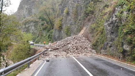 Težave zaradi obilnih padavin: nekateri Gorenjci brez elektrike, plaz ogroža stanovanjsko hišo, reke še vedno poplavljajo