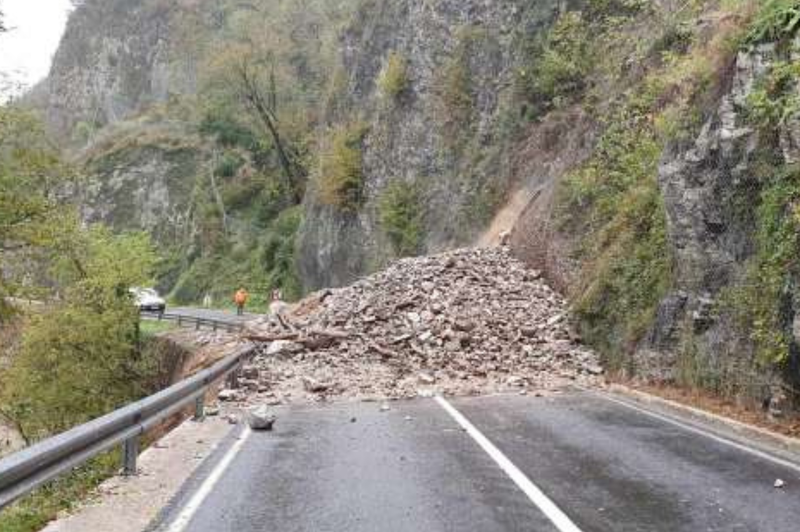 Težave zaradi obilnih padavin: nekateri Gorenjci brez elektrike, plaz ogroža stanovanjsko hišo, reke še vedno poplavljajo (foto: Primorski val/STA)