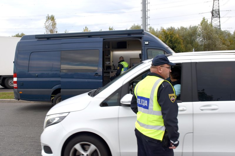 Nadzor na mejnih prehodih. (foto: Bobo)