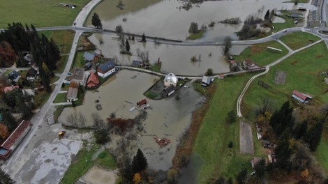 Pritok v jezero Ledine še vedno velik, voda ogroža objekte