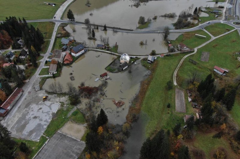 Pritok v jezero Ledine še vedno velik, voda ogroža objekte (foto: Facebook/posnetek zaslona/Občina Kranjska gora)