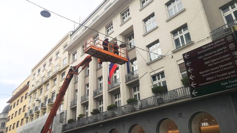 Priprave na veseli december: Slovenska cesta že okrašena z lučkami (FOTO)