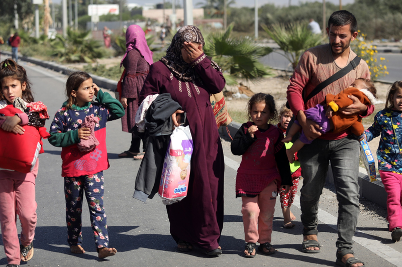 Humanitarna katastrofa v Gazi: razseljenih 1,5 milijona ljudi, začasne nastanitve prenapolnjene (ista stranišča si deli po več sto oseb) (foto: Profimedia)