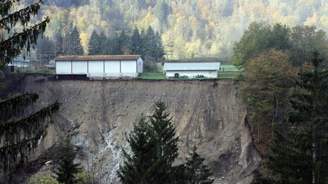 Bohinjska Bela: plaz še vedno aktiven, vojašnica še bližje roba prepada