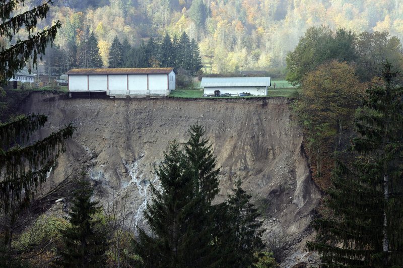 Bohinjska Bela: plaz še vedno aktiven, vojašnica še bližje roba prepada (foto: Bobo)