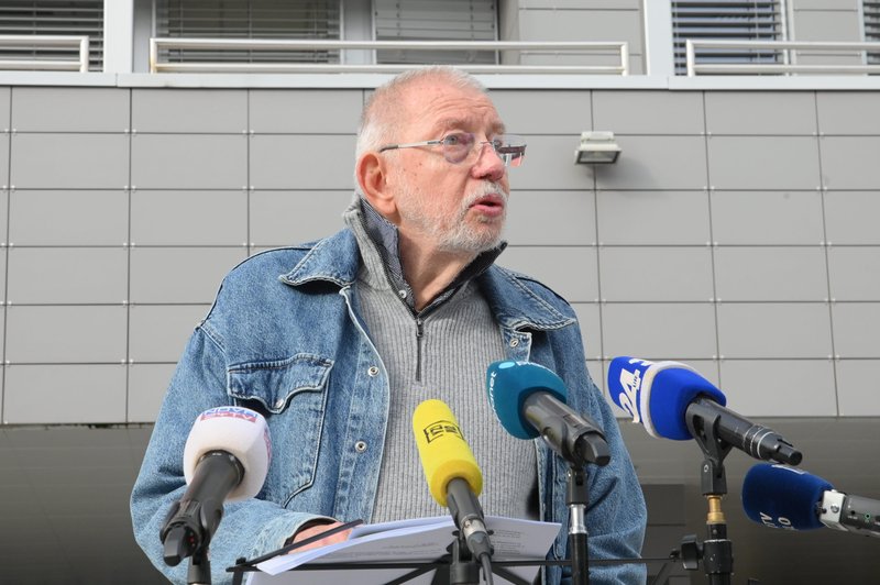 Miha Jazbinšek na novinarski konferenci. (foto: Bobo/Žiga Živulović)