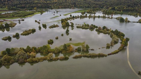 Osupljivi prizori: po obilnem dežju se je slovensko polje spremenilo v ogromno jezero