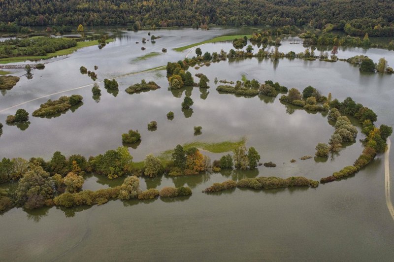 Osupljivi prizori: po obilnem dežju se je slovensko polje spremenilo v ogromno jezero (foto: Bobo)