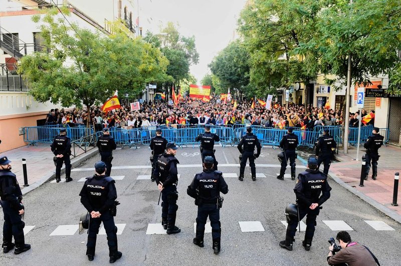 Pol milijona ljudi na ulicah: kaj se dogaja v priljubljeni državi? (foto: Profimedia)