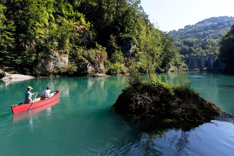 Zaradi svoje čudovite barve in slikovite okolice je Soča priljubljena destinacija za domače in tuje turiste ter ljubitelje narave in vodnih športov.