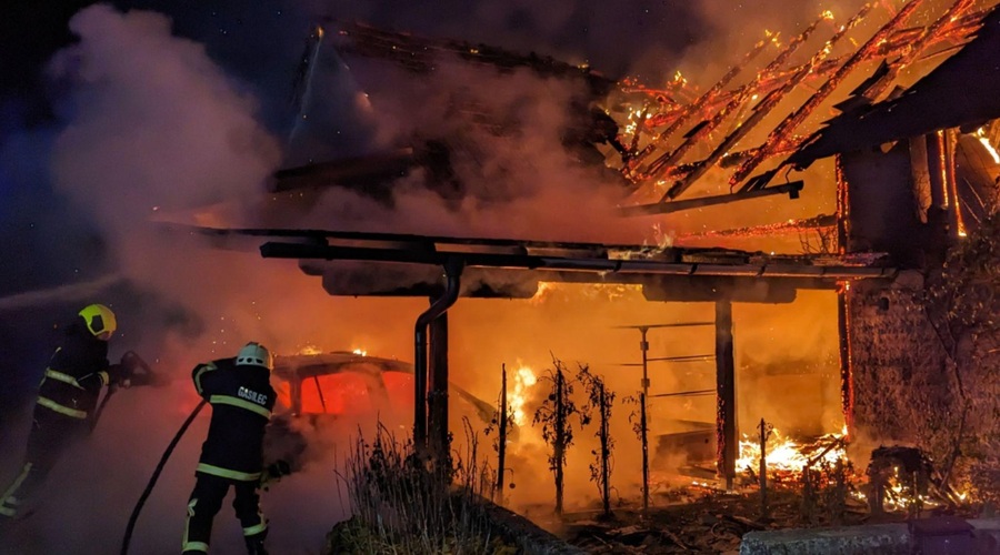 Ognjeni zublji pri Gorišnici poškodovali gospodarsko poslopje in avto (foto: Facebook/PGD Gorišnica)