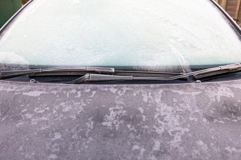 Vetrobransko steklo zmrznjeno? Tako se ga boste rešili hitro in varno (foto: Profimedia)