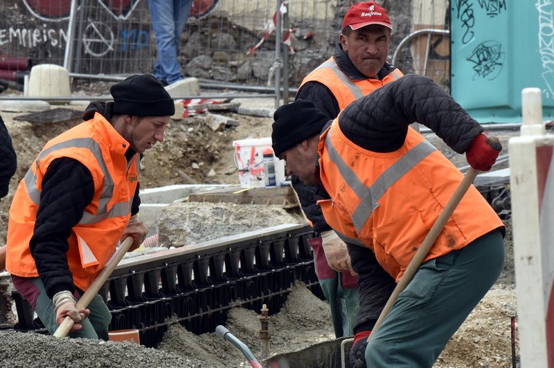 Veljati začela novela zakona o tujcih:  pogoja znanja slovenskega jezika še ni treba izpolnjevati (foto: Bobo)