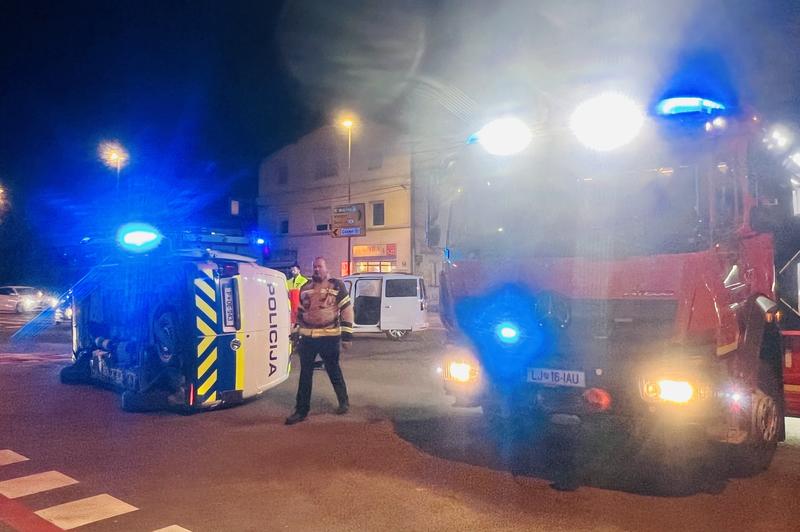 Novo o nesreči, v kateri se je prevrnilo policijsko vozilo: na nujni vožnji spregledala voznika in vanj trčila (foto: Aleksandra Saša Prelesnik)