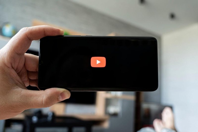 YouTube v boj proti zavajajočim objavam, ki so nastala s pomočjo umetne inteligence (foto: Profimedia)