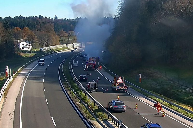 Previdno na poti: na dolenjski avtocesti zagorelo vozilo (foto: Promet.si/Facebook)