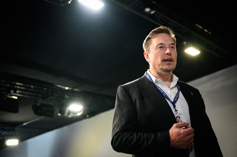 Nori prizor na konferenci konservativcev: Musk z motorno žago in Mileijevo podporo (foto: Profimedia)