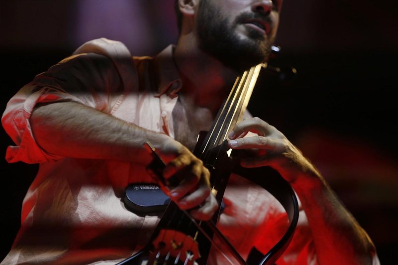 Nekdanji član zasedbe 2Cellos požel val zgražanja: "To ni kulturno" (foto: Profimedia)