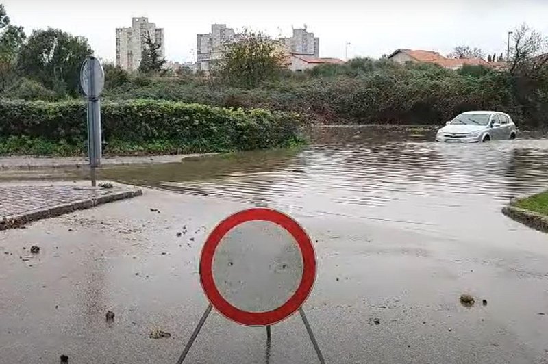 Dež potopil ceste: v Zadru v samo eni uri padla mesečna količina dežja (VIDEO) (foto: YouTube/posnetek zaslona)