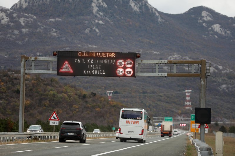 Vreme povzroča težave na Hrvaškem: v Rijeki izdano rdeče opozorilo zaradi močne burje, zaprte številne ceste (foto: Bobo)