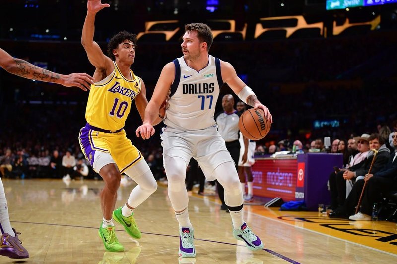 Luka Dončić skupaj z ekipo Dallas pripeljal do 10. zmage v novi sezoni (VIDEO) (foto: Profimedia)