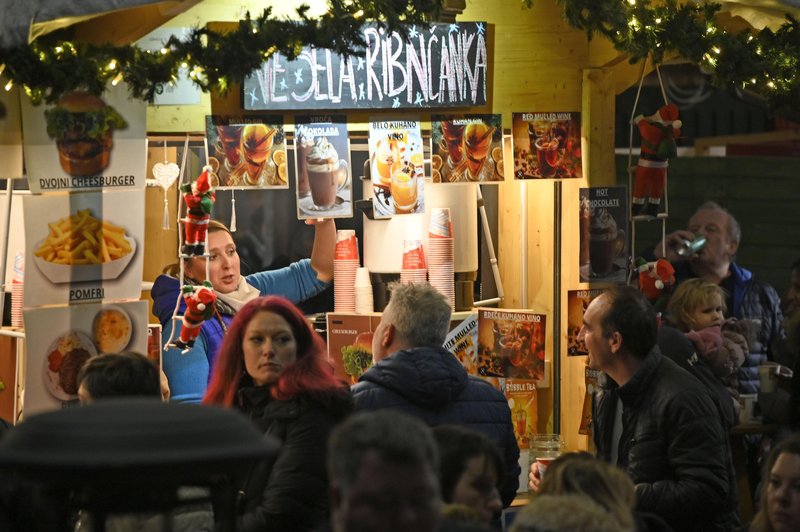 Veseli december pred vrati, stanovalci Stare Ljubljane se že držijo za glavo: kako bo občina omejila praznično ozvočenje? (foto: Žiga Živulovič jr./Bobo)