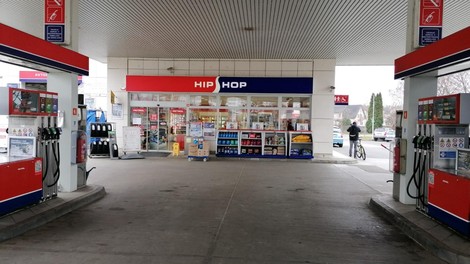 Petrol bencinska črpalka bencinski servis tankanje gorivo