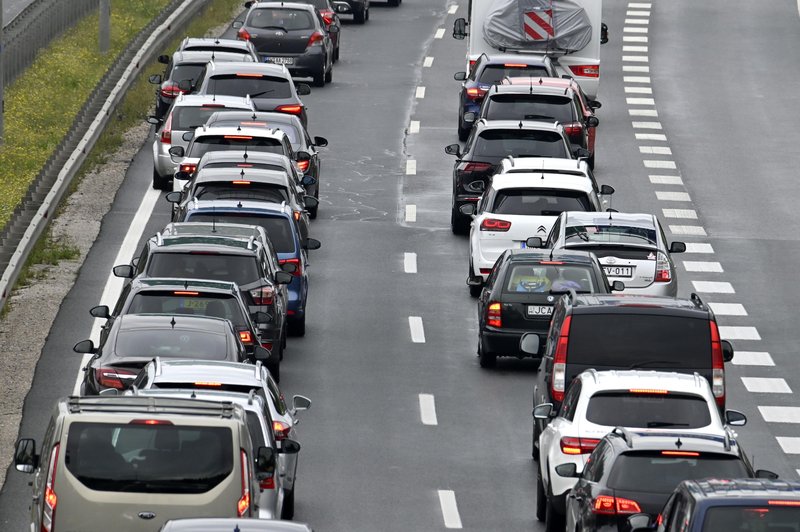 Kmalu vozniško dovoljenje ne bo več dovolj?! Na vidiku drastična sprememba za vse tiste, ki vozite ... (foto: Žiga Živulovič jr./Bobo)