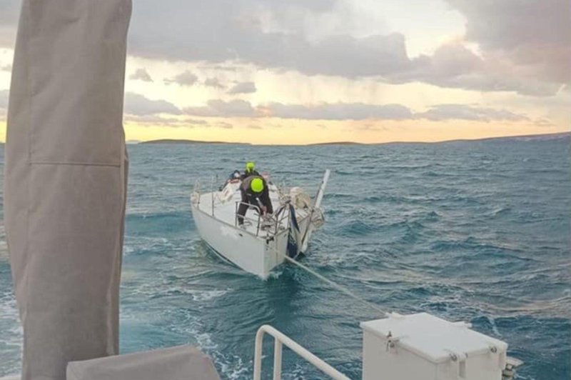 Drama na morju: pri Pagu po neurju rešili posadko poškodovane jadrnice, med njimi tudi Slovenka (foto: Facebook/posnetek zaslona)