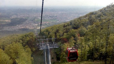 Nepojmljivo: na Pohorju so se z motorno žago znesli nad zaščitno ograjo