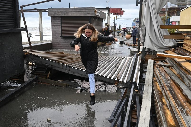 Vreme na vzhodu Evrope še vedno povzroča težave, število smrtnih žrtev narašča (foto: Profimedia)