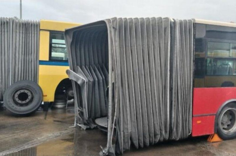 Mestni avtobus je razklalo na pol! Poglejte, kaj se je zgodilo v prestolnici, kjer ... (VIDEO) (foto: SGP)