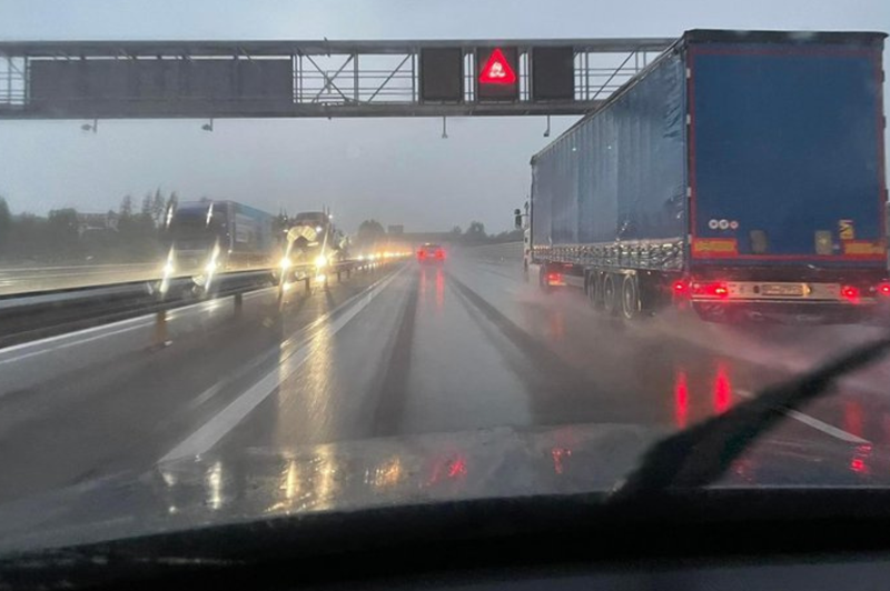 Previdno na poti v službo: zaradi prometne nesreče na štajerski avtocesti daljši zastoj, ki se še povečuje (foto: Uredništvo)