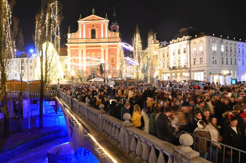 V centru Ljubljane se bo trlo ljudi: s prižigom lučk se začenja praznični čas (foto: Bobo)