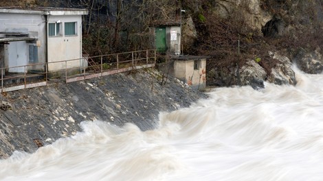 Reke po Sloveniji poplavljajo, državo bo zajel sneg (nas čaka neprijetno presenečenje?)