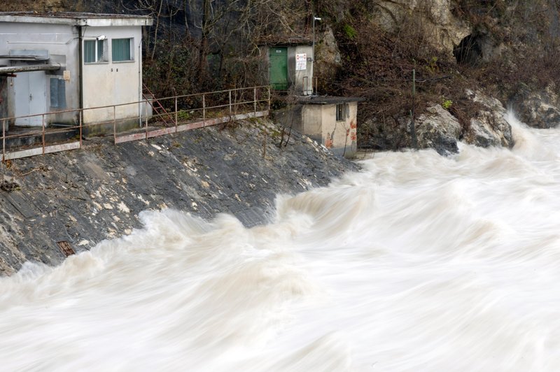 Reke po Sloveniji poplavljajo, državo bo zajel sneg (nas čaka neprijetno presenečenje?) (foto: Bobo/Borut Živulović)