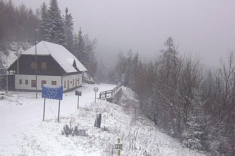 Zimska pravljica: višje predele Gorenjske in Koroške pobelil sneg (foto: Arso)