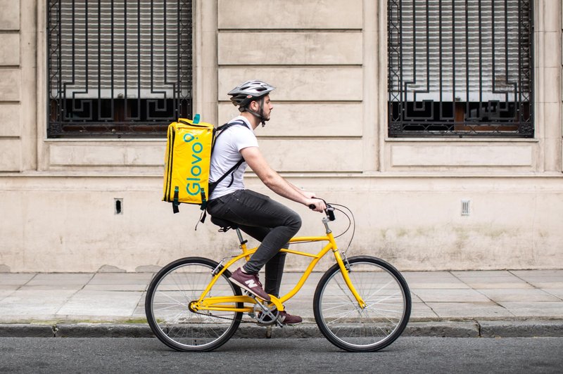 Glovo obeležuje prvo leto programa Zaveza dostavljavcem v Sloveniji in napoveduje nove ugodnosti za kurirje, ki dostavljajo prek aplikacije (foto: promocijska fotografija)