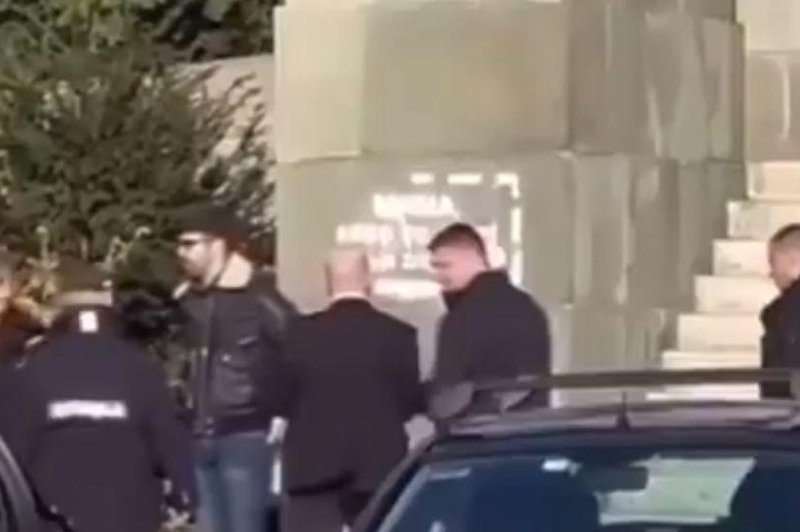 "Mama, kako to, da so konji zajahali ljudi?!" Pred skupščino narisal grafit, policija pa ga je ... (VIDEO) (foto: Omrežje X/posnetek zaslona)