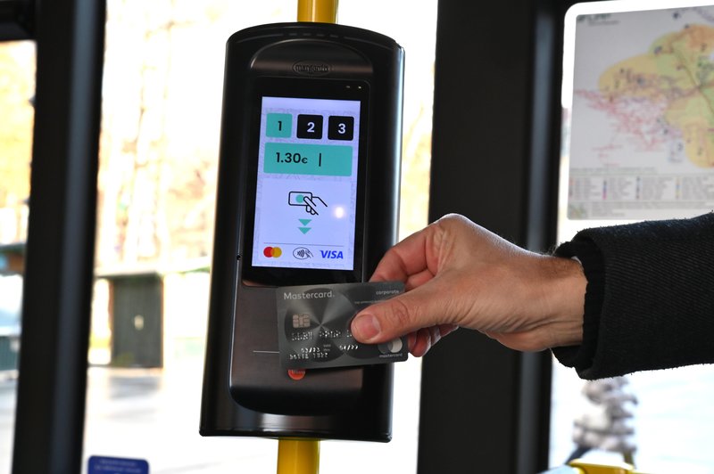 Na avtobus s plačilno kartico: vam lahko sistem v primeru plačevanja s telefonom pobere denar iz več virov? (Preverili smo) (foto: Žiga Živulovič jr./Bobo)