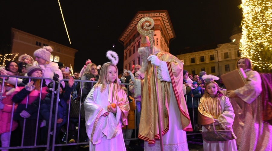 V družbi parkeljnov in angelov otroke ponoči obiskal Miklavž (foto: Bobo/Žiga Živulović)