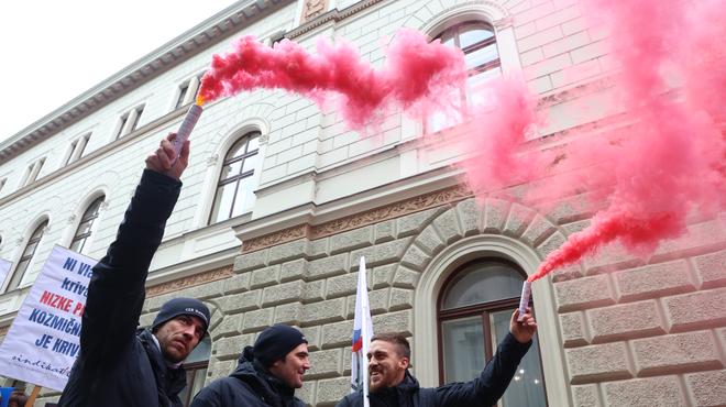 Odziv ministrstva za javno upravo: ne vidijo razlogov za shod sindikatov javnega sektorja (foto: Bobo)