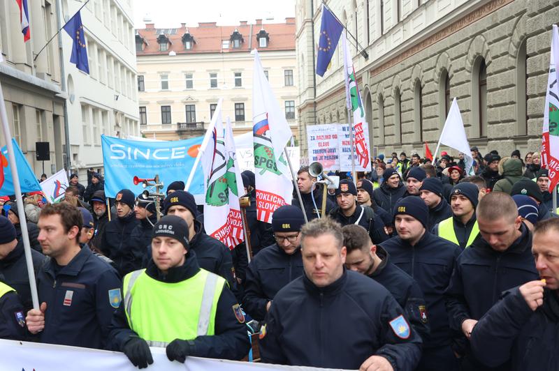 Sindikati javnega sektorja v protestu sporočili vladi: počasi zmanjkuje potrpežljivosti (FOTO) (foto: Bobo)