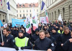 Sindikati javnega sektorja v protestu sporočili vladi: počasi zmanjkuje potrpežljivosti (FOTO)