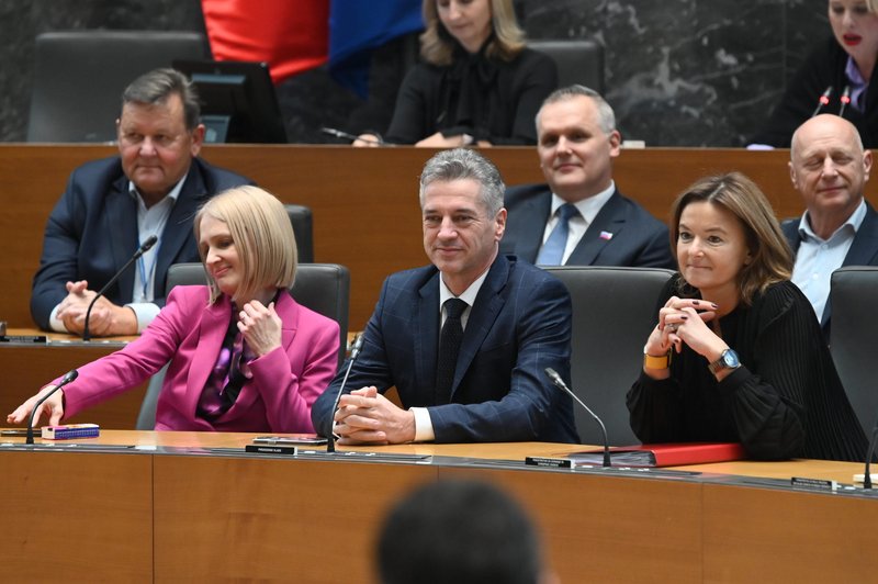 Vlada nikakor ne mora prepričati ljudi: podpora še vedno izjemno nizka (foto: Žiga Živulovič jr./Bobo)