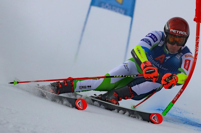 Žan Kranjec visoko kljub slabim razmeram na progi (foto: Profimedia)