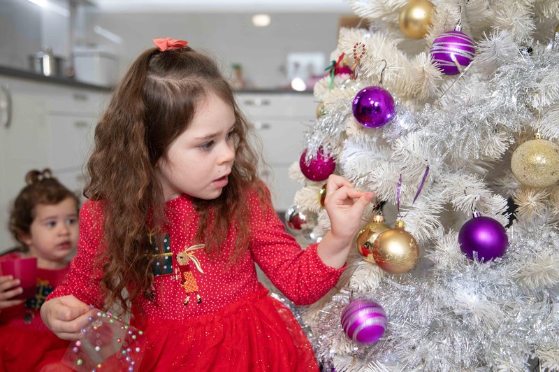 Mala Karolina se še vedno bori za boljše življenje, pomagajmo ji: "Za božič si želiva samo, da bi Karolina lahko živela" (foto: Društvo Viljem Julijan)