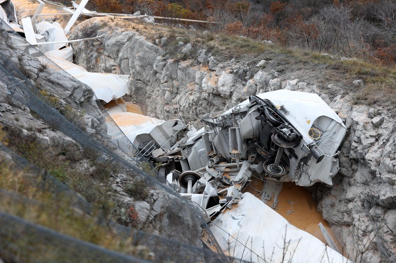 Hudo trčenje tovornega vlaka in tirnega vozila: vlak uničen do neprepoznavnosti (FOTO) (foto: Nel Pavletic/PIXSELL/BOBO)