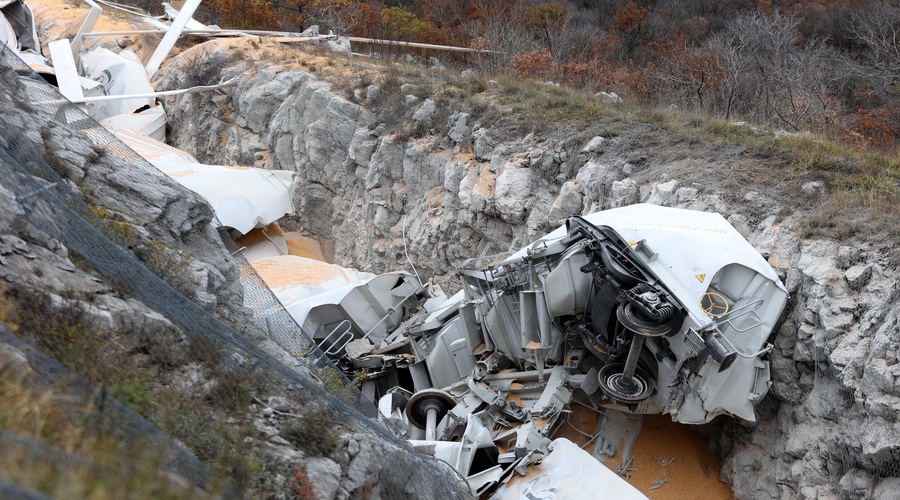 Hudo trčenje tovornega vlaka in tirnega vozila: vlak uničen do neprepoznavnosti (FOTO) (foto: Nel Pavletic/PIXSELL/BOBO)